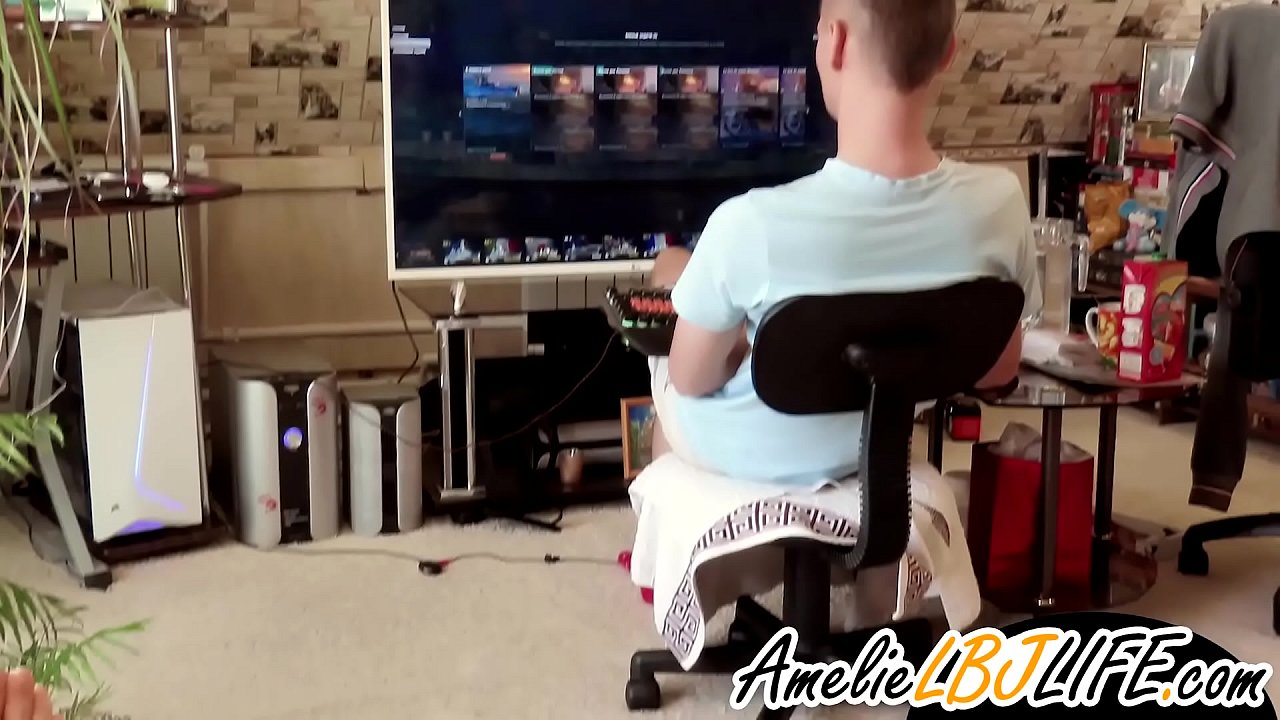 ເດັກຍິງ masturbates ກັບຂອງຫຼິ້ນທາງເພດສໍາຫລັບແຟນເພື່ອຫຼິ້ນເກມຄອມພິວເຕີ