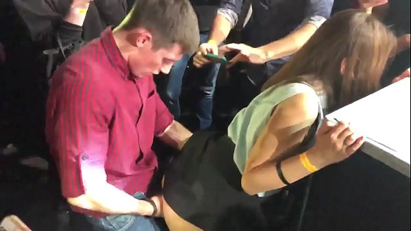 ການຮ່ວມເພດທີ່ແທ້ຈິງໃນ nightclub ລັດເຊຍ. ເດັກຍິງຊາວລັດເຊຍອາຍຸ 18 ປີຢູ່ໃນຮູທະວານແລະຊ່ອງຄອດ fucked ໃນ nightclub